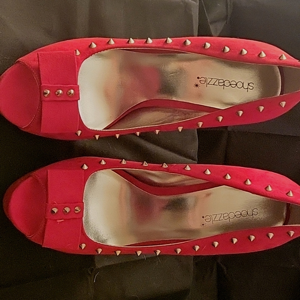 Red spiked shoedazzle heels with a bow